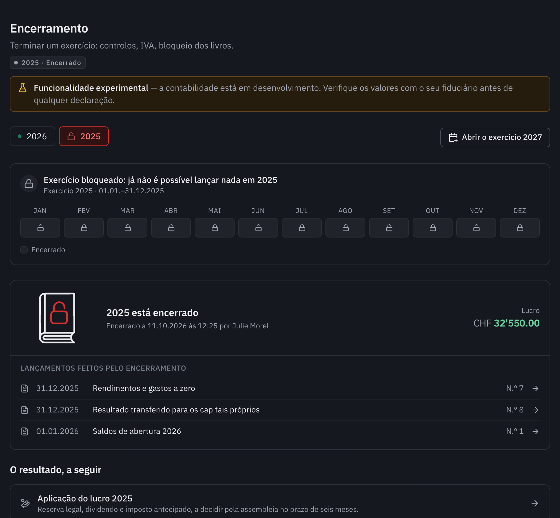 2025 está encerrado: todos os meses bloqueados, o lucro de CHF 32’550 e os lançamentos de encerramento e de saldos de abertura.