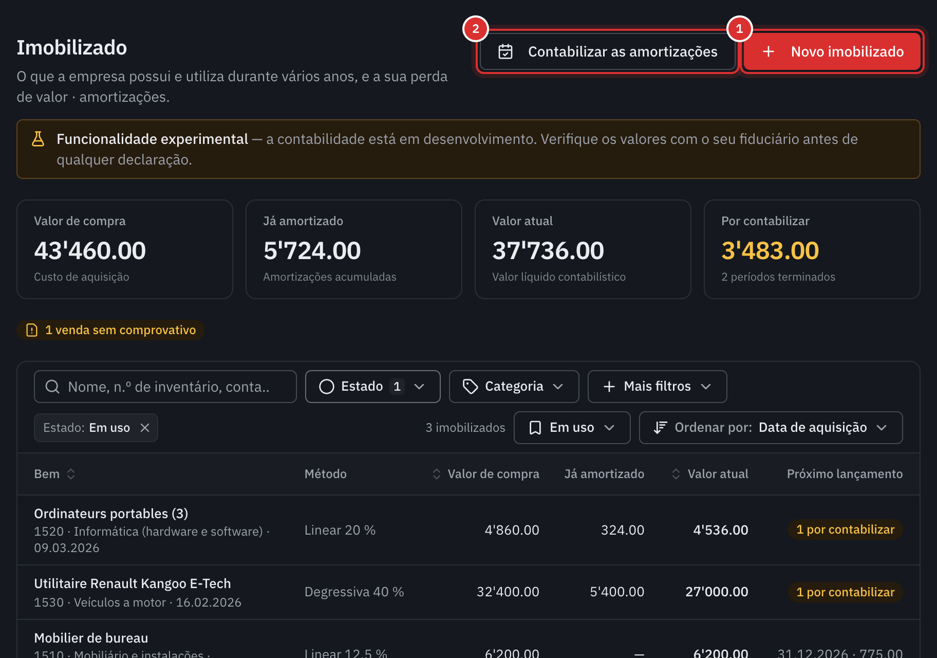 O registo do imobilizado: os quatro números, a barra de pesquisa e de filtros e três bens em uso.