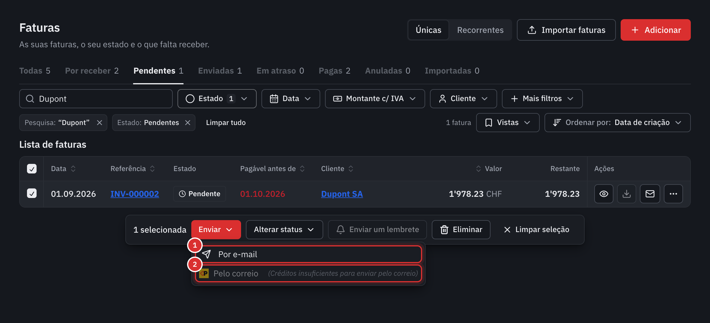 A lista das faturas com uma fatura assinalada e o menu Enviar aberto: Por e-mail e Por correio.