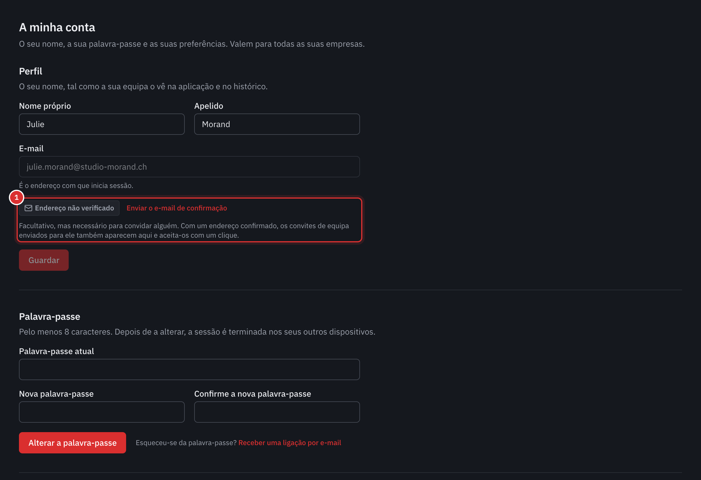 A página A minha conta: o perfil com o nome próprio, o apelido, o e-mail de início de sessão e, por baixo, Endereço não verificado com a ligação Enviar o e-mail de confirmação, e depois a palavra-passe atual, a nova e a confirmação.