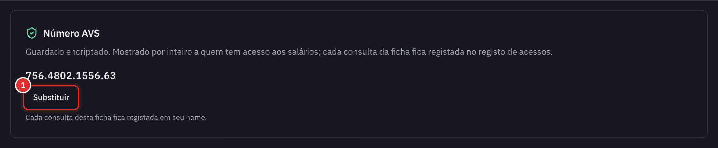 A secção Número AVS de um funcionário: o número completo, o botão Substituir e a frase sobre o registo de acessos.