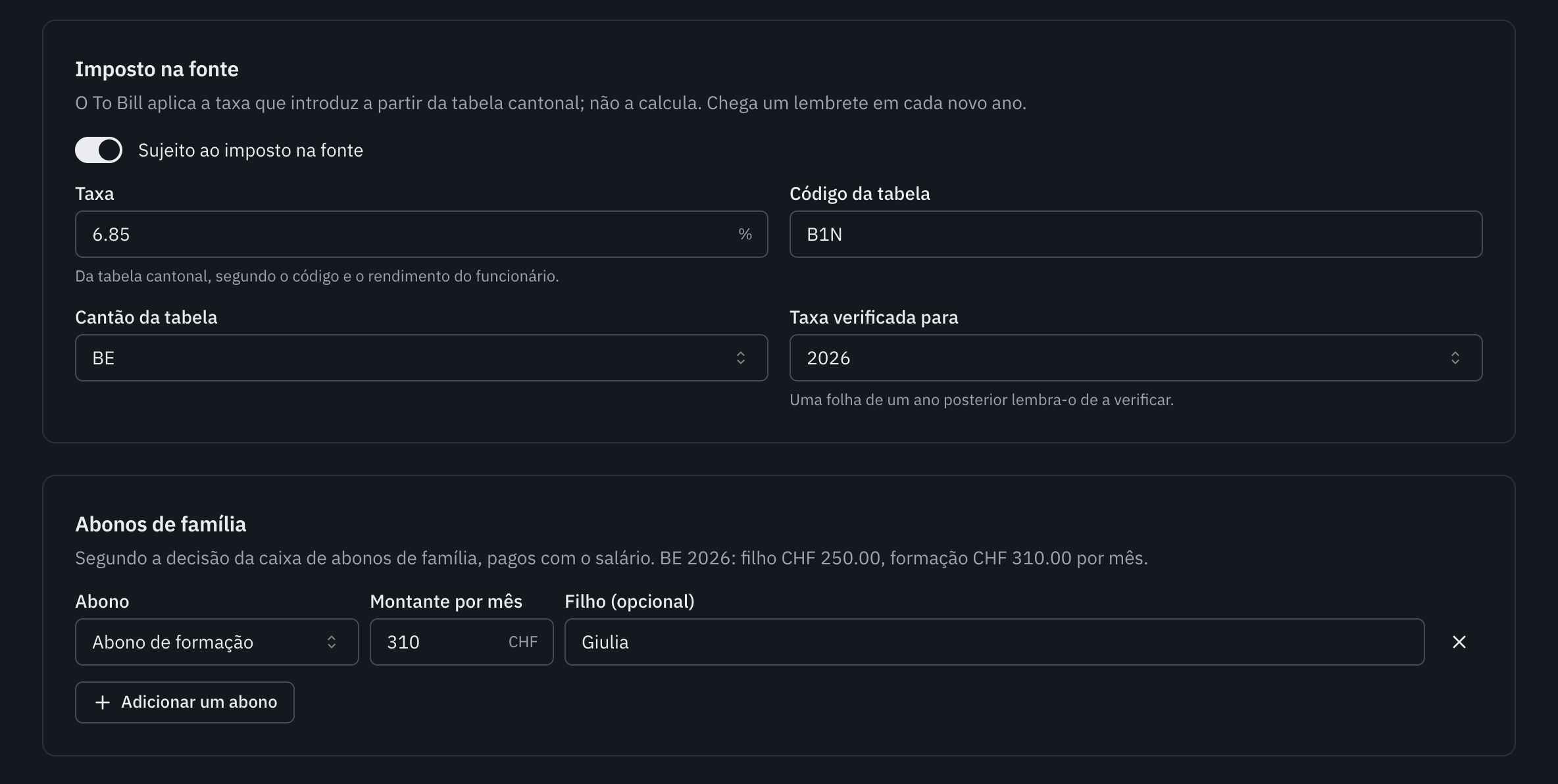 As secções Imposto na fonte e Abonos de família de um funcionário sujeito ao imposto na fonte, com um abono de formação.