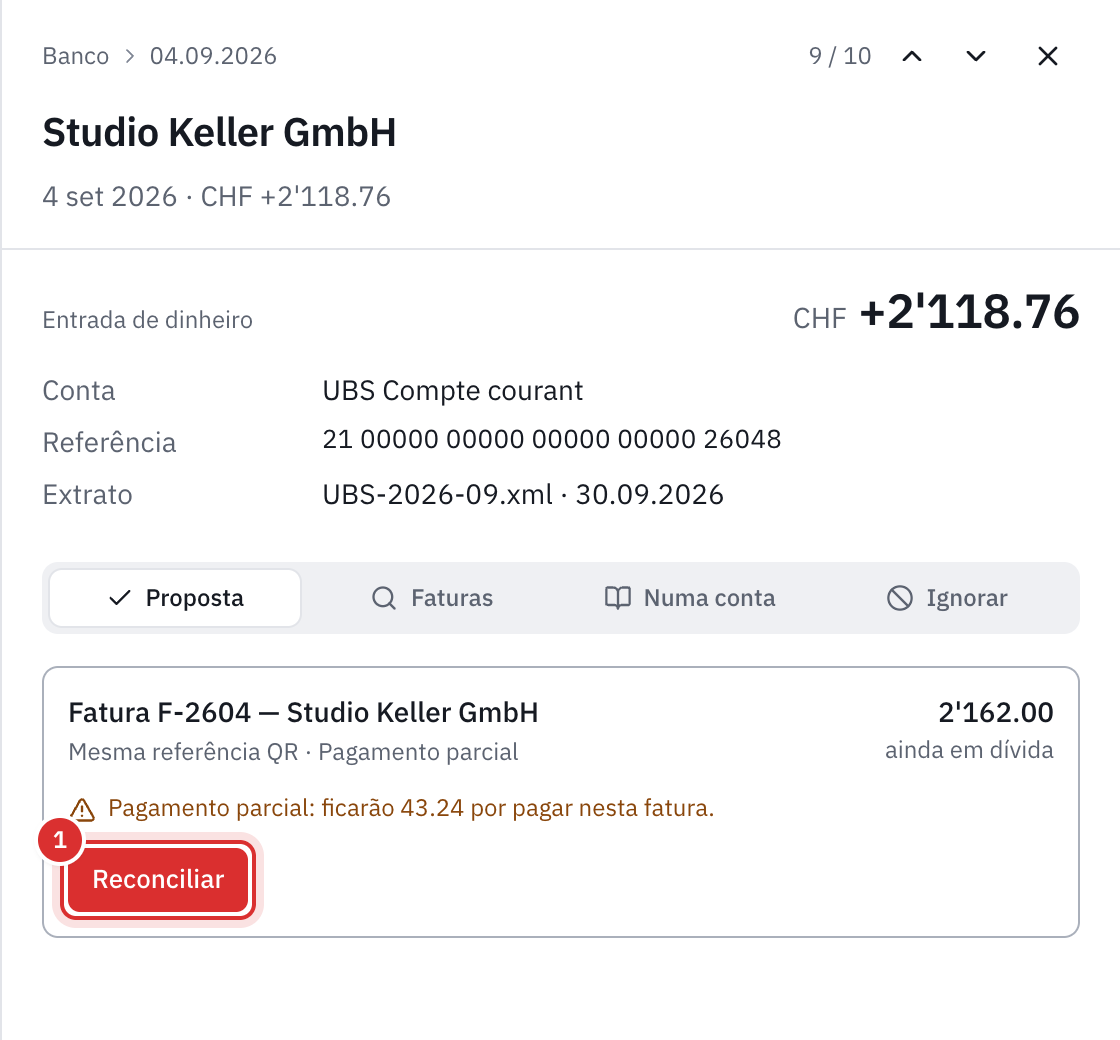 Uma linha aberta: Studio Keller GmbH, CHF 2’118.76, com a proposta Fatura F-2604, pagamento parcial, ficarão 43.24 por pagar, e o botão Reconciliar.
