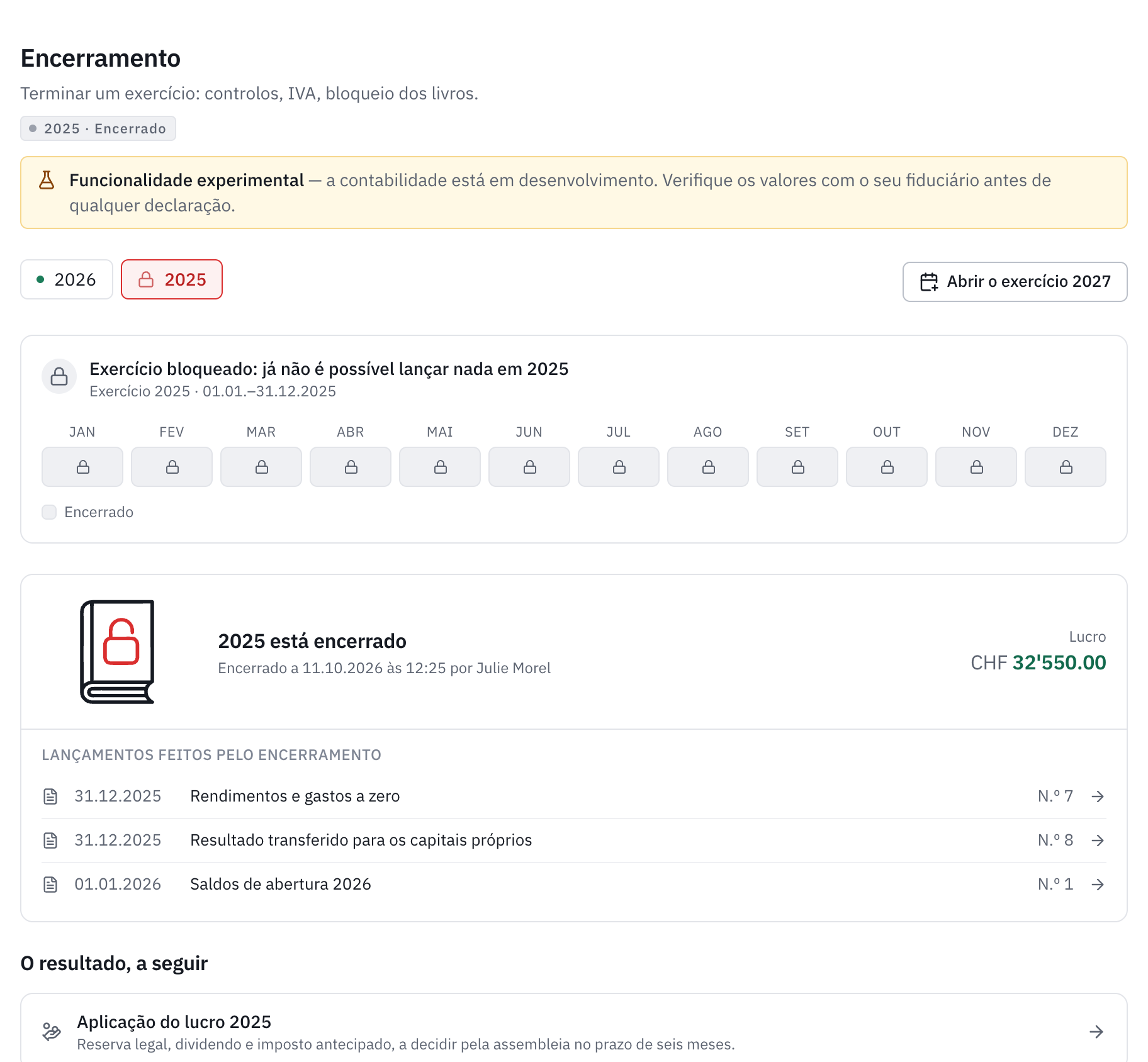 2025 está encerrado: todos os meses bloqueados, o lucro de CHF 32’550 e os lançamentos de encerramento e de saldos de abertura.