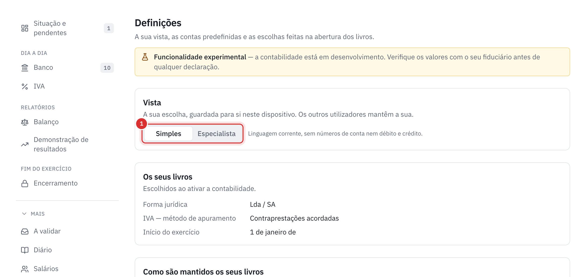 O topo das definições: a escolha da vista Simples ou Especialista e, depois, a forma jurídica, o método de apuramento do IVA e o início do exercício.