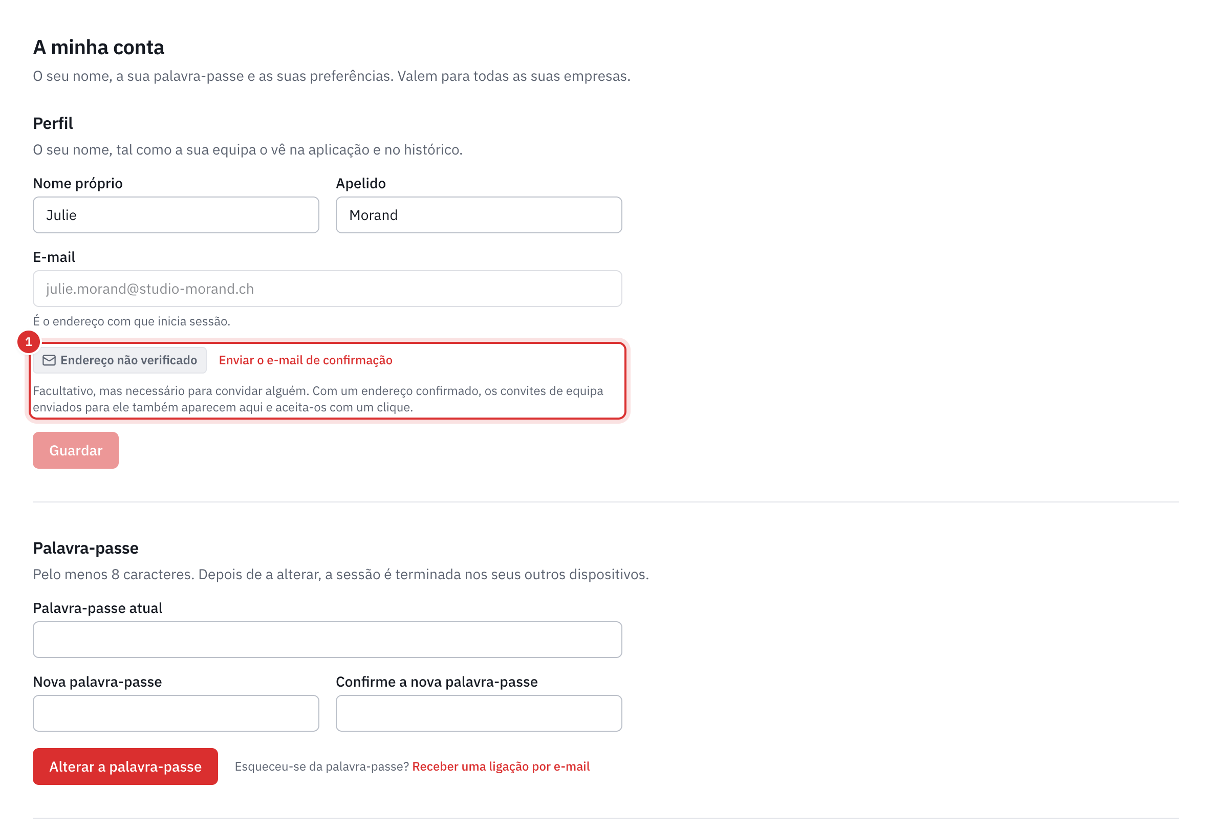 A página A minha conta: o perfil com o nome próprio, o apelido, o e-mail de início de sessão e, por baixo, Endereço não verificado com a ligação Enviar o e-mail de confirmação, e depois a palavra-passe atual, a nova e a confirmação.