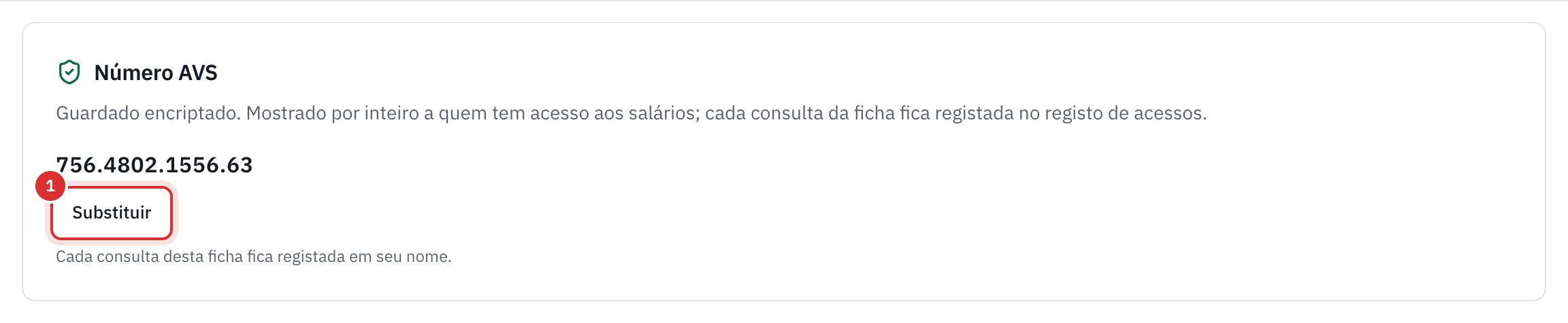 A secção Número AVS de um funcionário: o número completo, o botão Substituir e a frase sobre o registo de acessos.