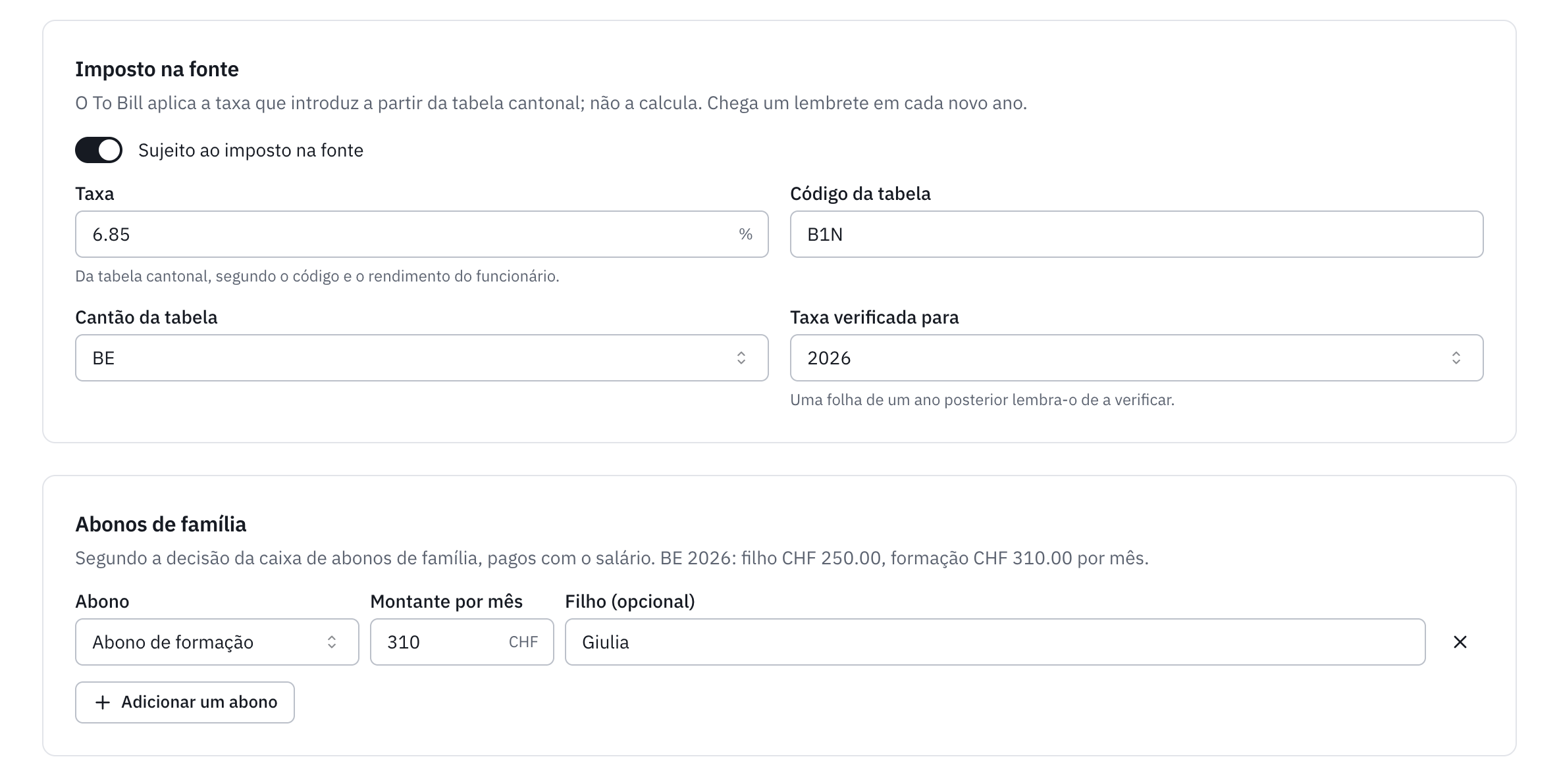 As secções Imposto na fonte e Abonos de família de um funcionário sujeito ao imposto na fonte, com um abono de formação.