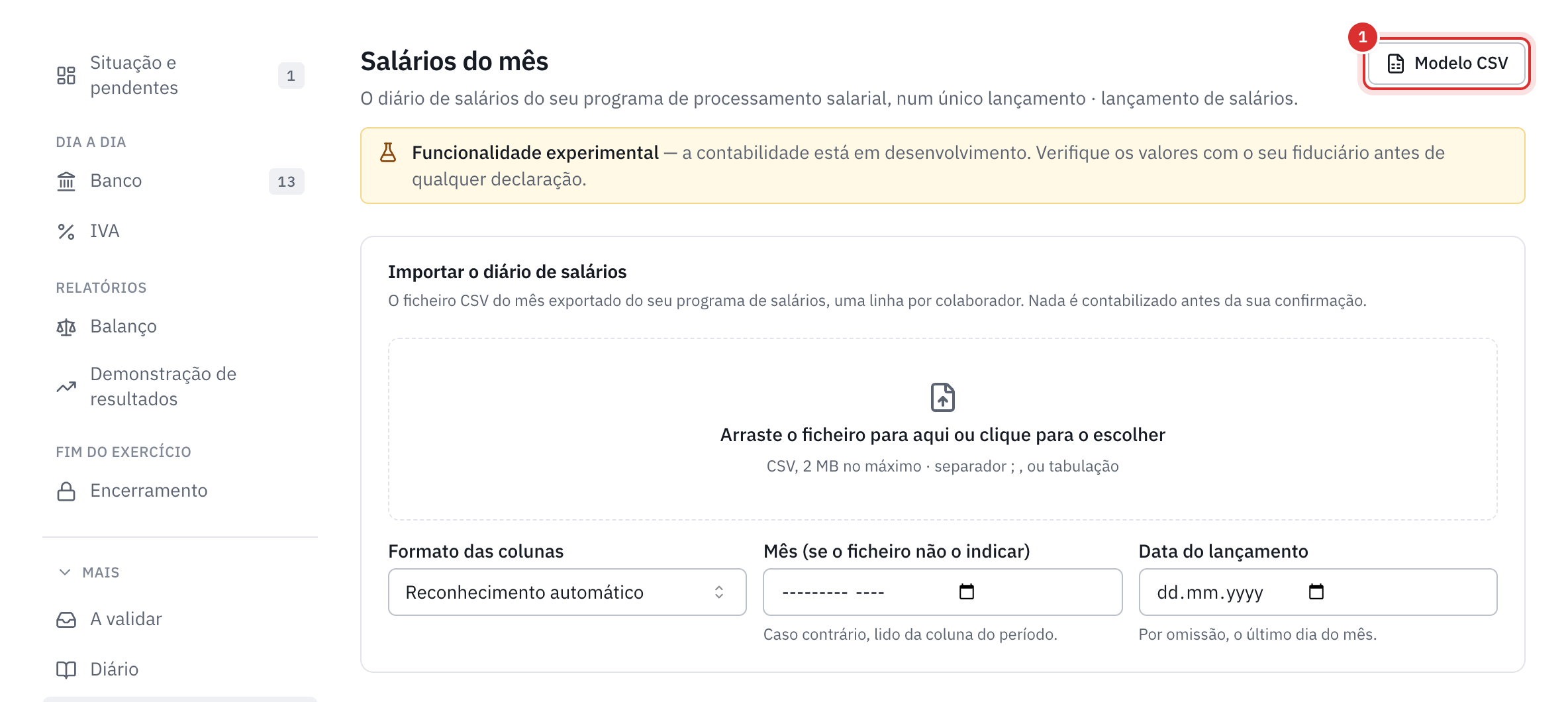 A página Salários do mês da contabilidade: a zona para depositar o diário, o formato das colunas, o mês e a data do lançamento.