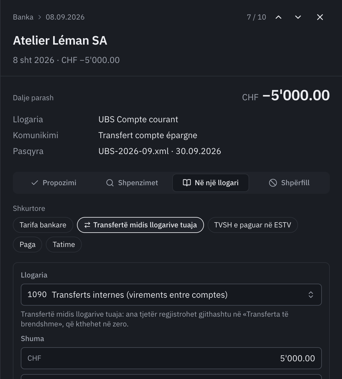 Zgjedhja Në një llogari për një transfertë prej 5'000 drejt llogarisë së kursimit: shkurtoret, shkurtorja Transfertë midis llogarive tuaja e zgjedhur, llogaria 1090 për transfertat e brendshme, shuma dhe përshkrimi.