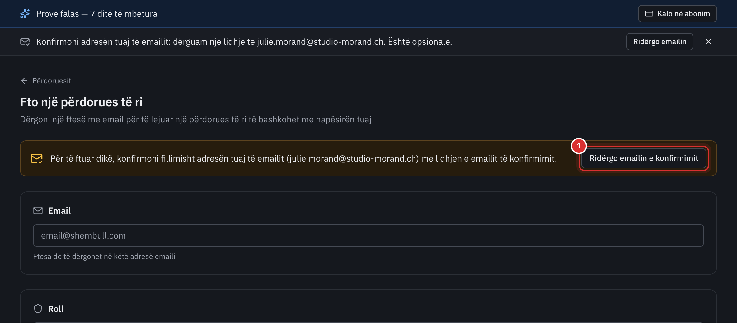 Faqja Fto një përdorues të ri e një llogarie me adresë të pakonfirmuar: mesazhi Për të ftuar dikë, konfirmoni fillimisht adresën tuaj të emailit, me butonin Ridërgo emailin e konfirmimit.