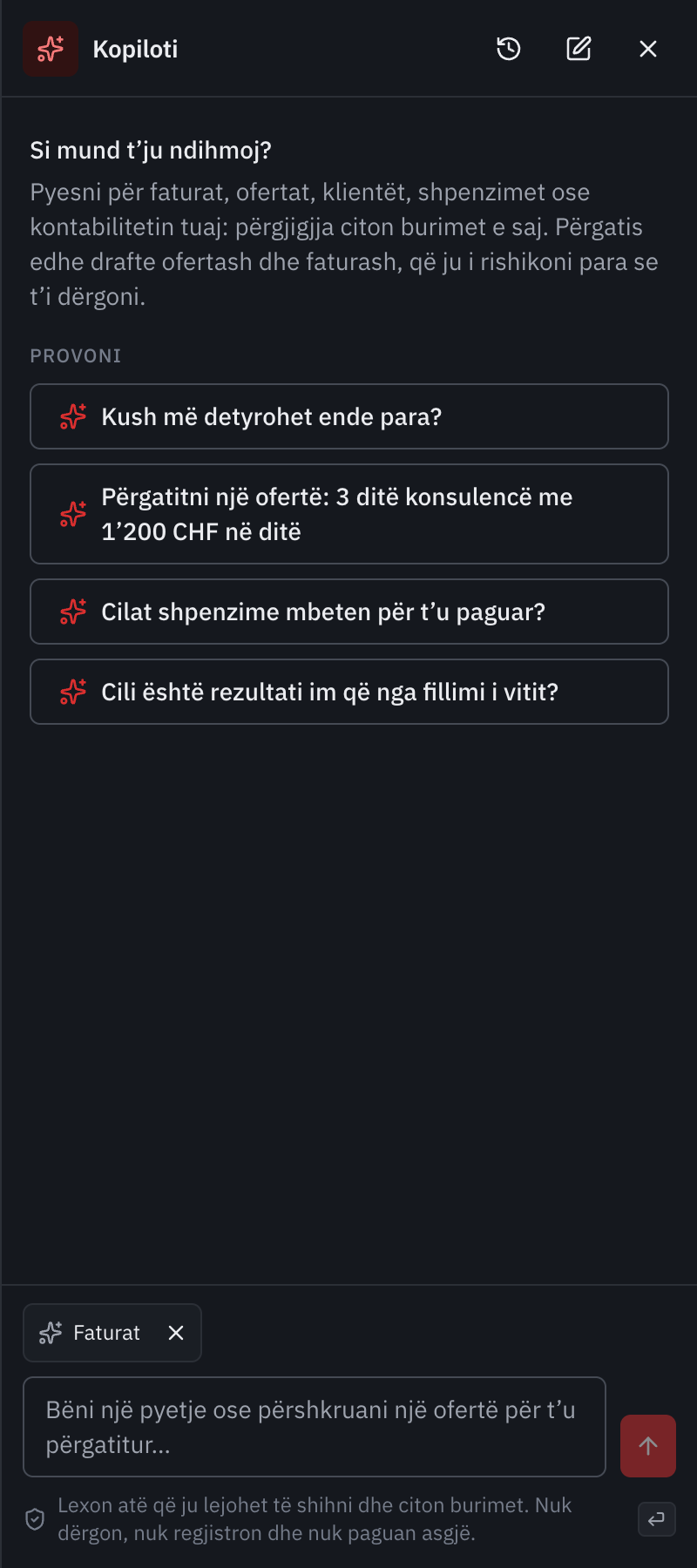 Paneli i Kopilotit në të djathtë të faturave: Si mund t'ju ndihmoj?, pyetje për t'u provuar, etiketa e faqes dhe fusha e pyetjes.