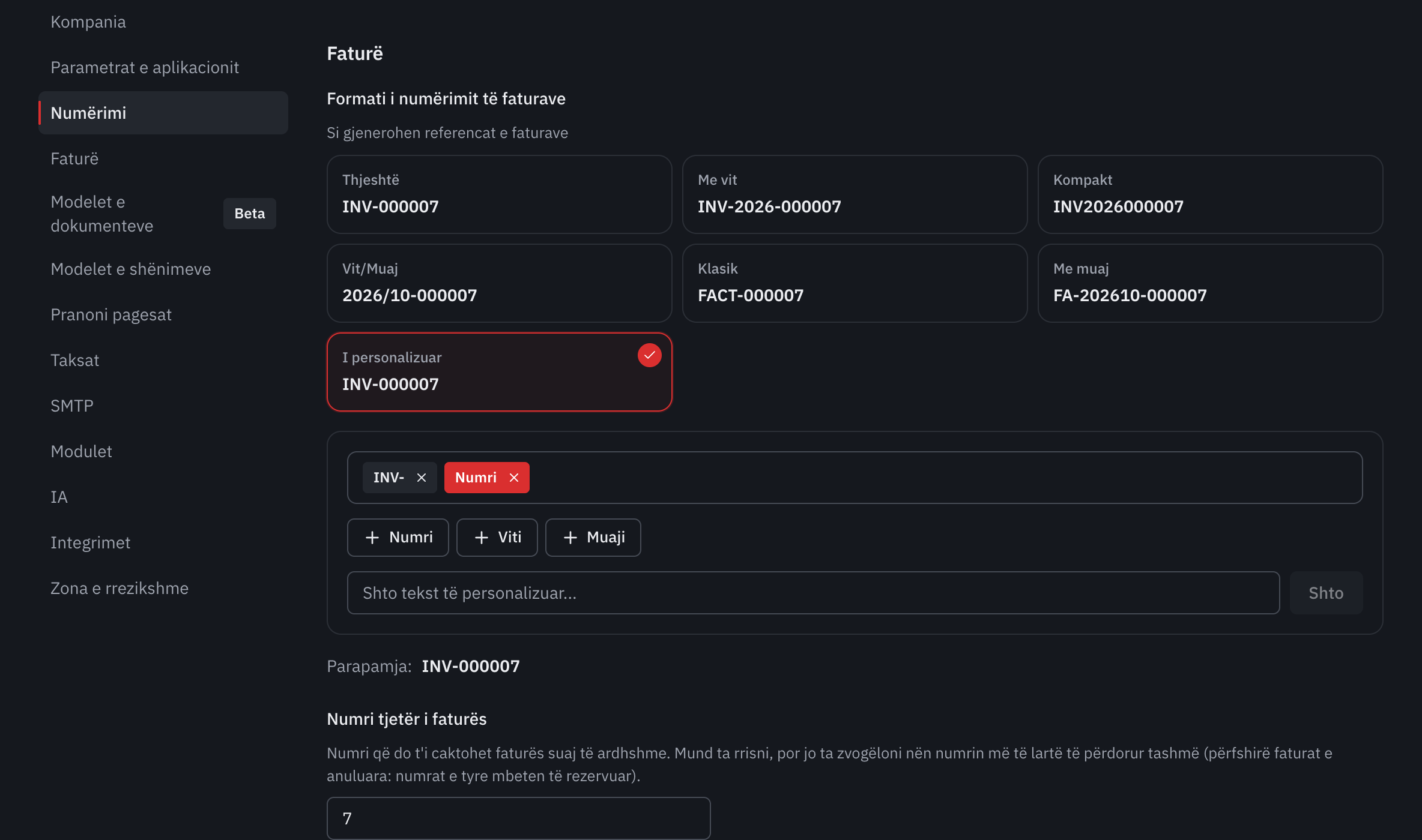 Redaktuesi i formatit të personalizuar: elementet e formatit, butonat e variablave dhe fusha e tekstit.