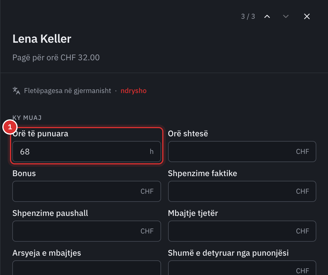 Fletëpagesa e një punonjëseje të paguar me orë: të dhënat e muajit, me 68 orë të punuara, kontrollet e saj dhe fletëpagesa e saj.