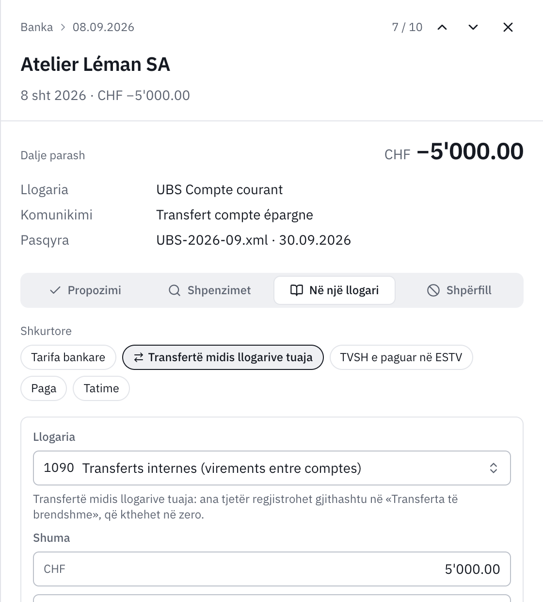 Zgjedhja Në një llogari për një transfertë prej 5'000 drejt llogarisë së kursimit: shkurtoret, shkurtorja Transfertë midis llogarive tuaja e zgjedhur, llogaria 1090 për transfertat e brendshme, shuma dhe përshkrimi.