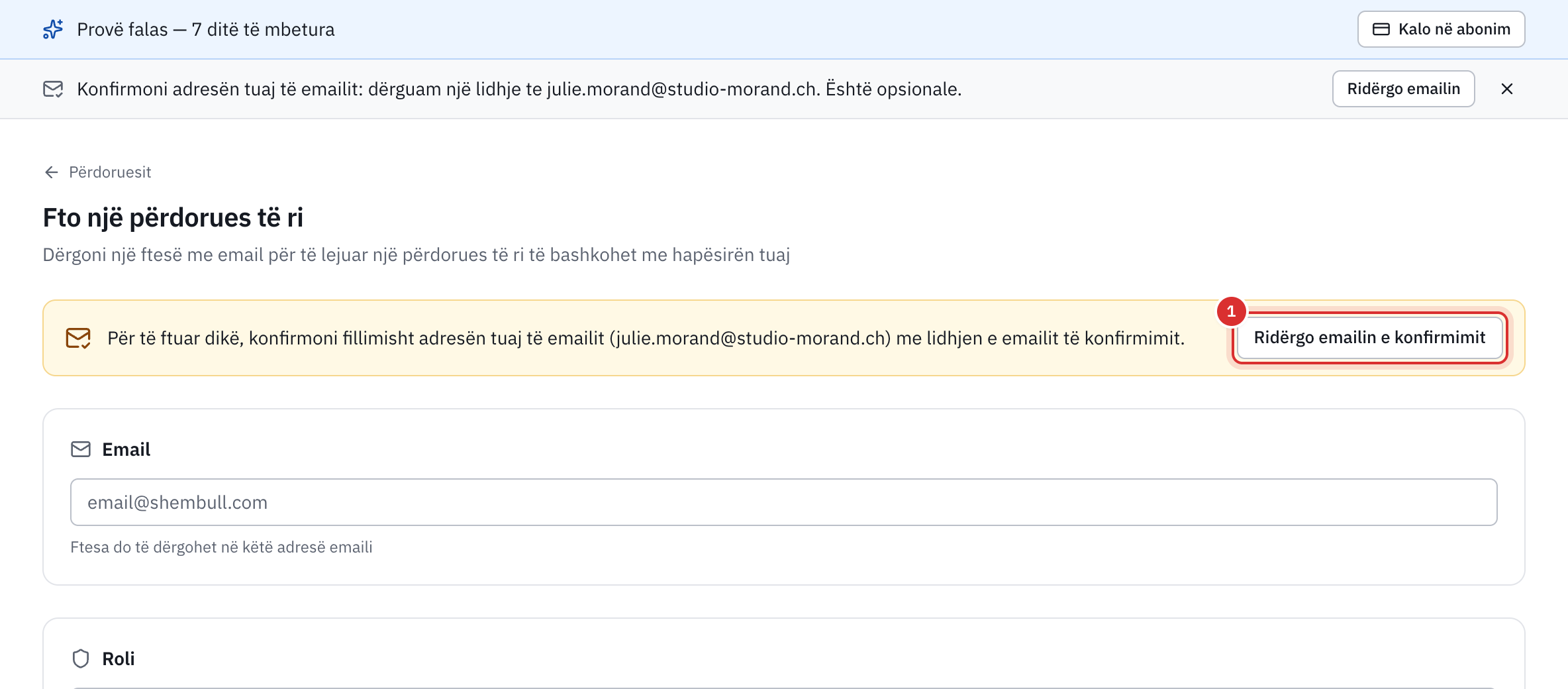 Faqja Fto një përdorues të ri e një llogarie me adresë të pakonfirmuar: mesazhi Për të ftuar dikë, konfirmoni fillimisht adresën tuaj të emailit, me butonin Ridërgo emailin e konfirmimit.
