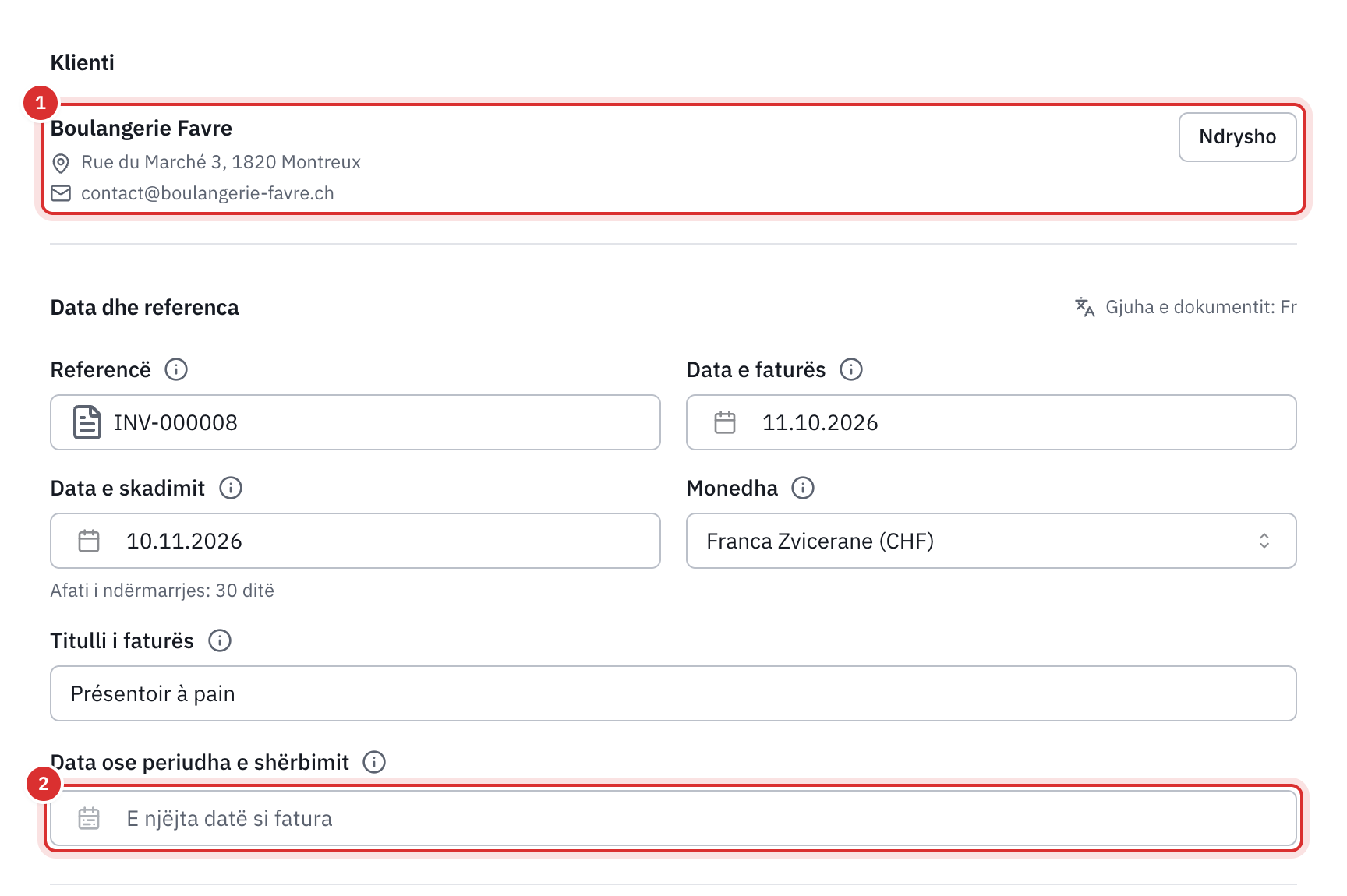 Pjesët Klienti dhe Data dhe referenca: klienti i zgjedhur me adresën e tij, referenca, data e faturës dhe e skadimit me afatin e klientit, monedha, titulli dhe fusha Data ose periudha e shërbimit.