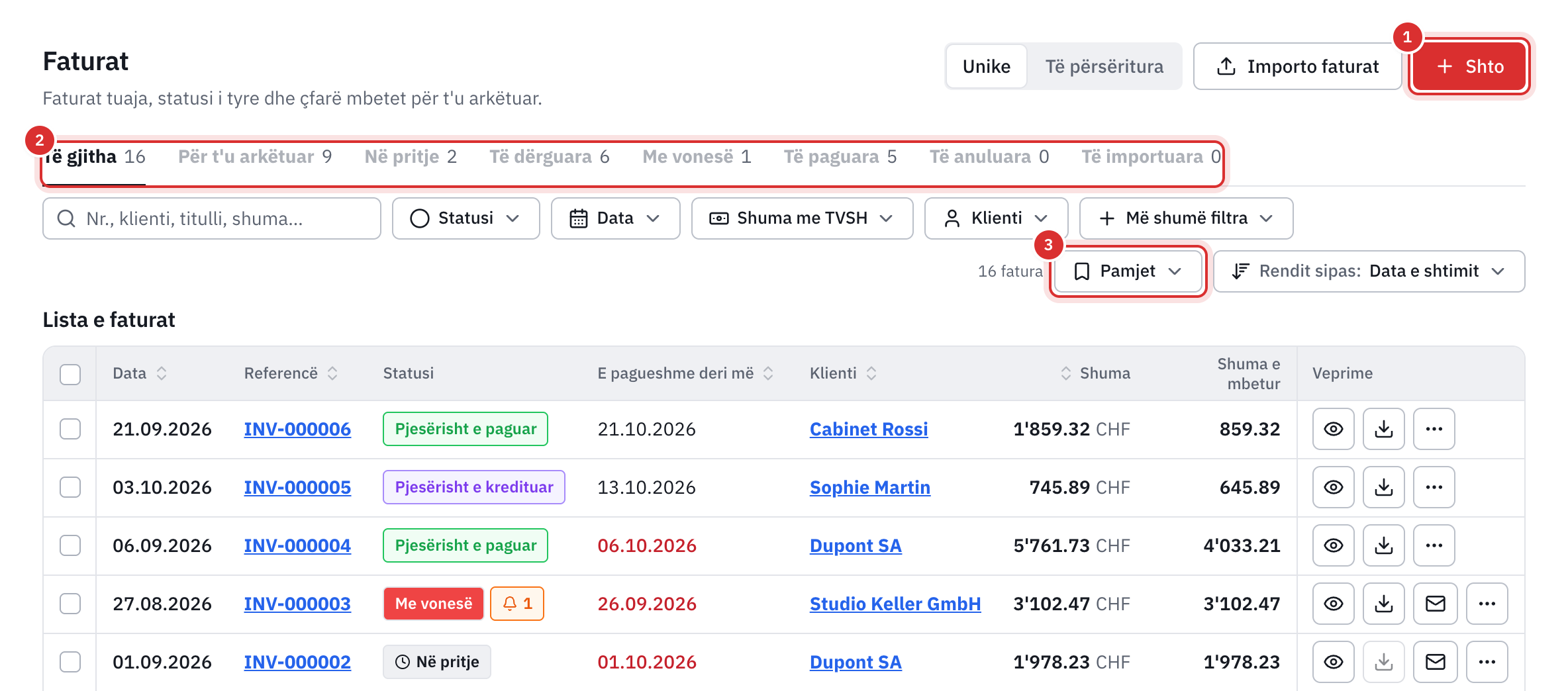 Lista e faturave: butoni Shto, skedat sipas statusit, shiriti i filtrave dhe tabela me datën, referencën, statusin, skadimin, klientin, shumën dhe shumën e mbetur.