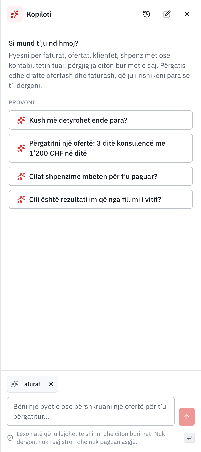 Paneli i Kopilotit në të djathtë të faturave: Si mund t'ju ndihmoj?, pyetje për t'u provuar, etiketa e faqes dhe fusha e pyetjes.