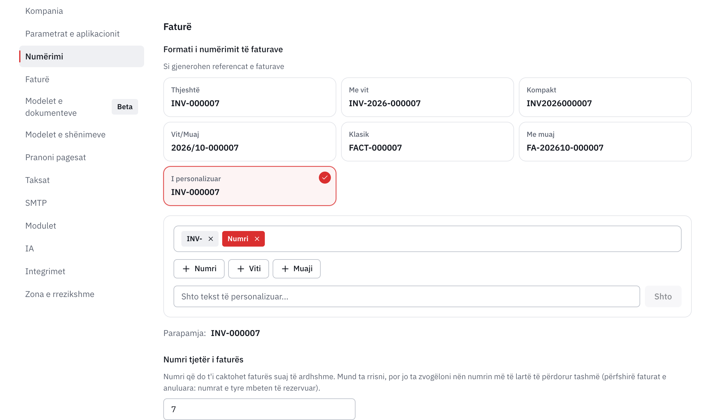 Redaktuesi i formatit të personalizuar: elementet e formatit, butonat e variablave dhe fusha e tekstit.