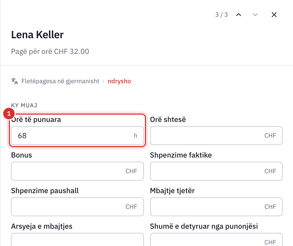 Fletëpagesa e një punonjëseje të paguar me orë: të dhënat e muajit, me 68 orë të punuara, kontrollet e saj dhe fletëpagesa e saj.